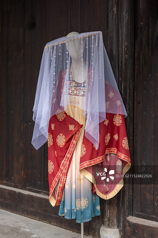 无锡惠山古镇汉服体验店里的汉代女性服装图片素材