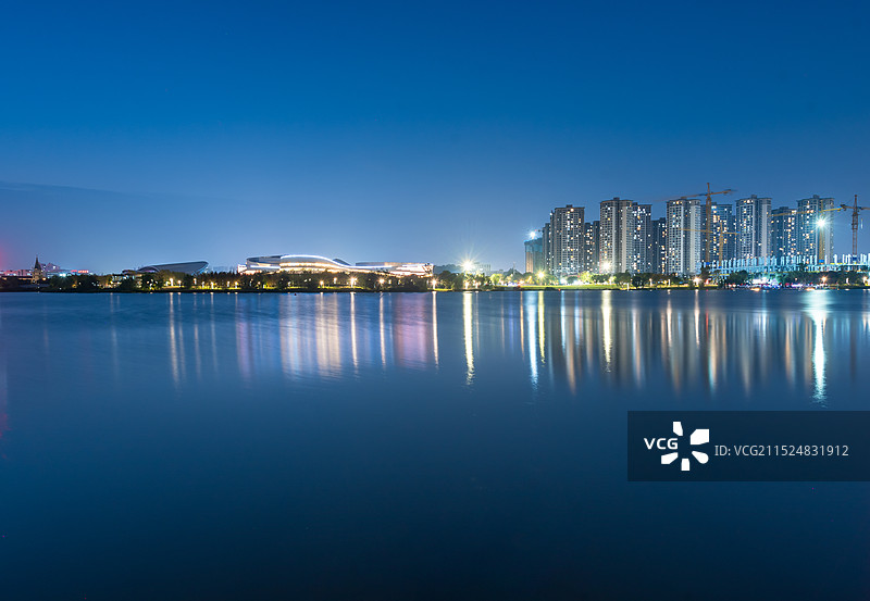 福州观山湖公园看福州城市天际线和福州大学城艺术文化中心办公楼图片素材