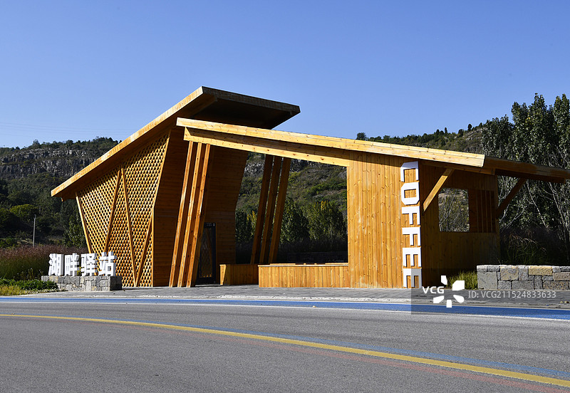 山东枣庄山亭区翼云湖环湖绿道上的湖畔驿站图片素材