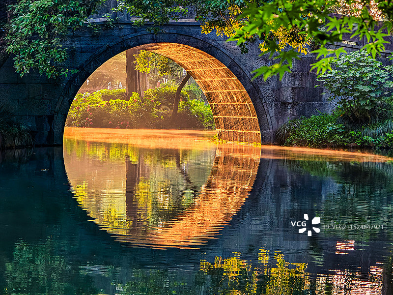 曲院风荷金光穿洞图片素材