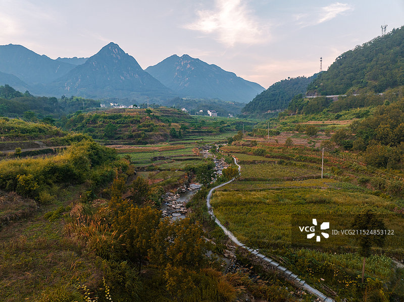 晨曦中的山间田野图片素材