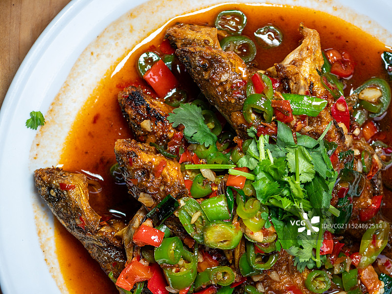 餐盘里的香辣黄骨鱼图片素材
