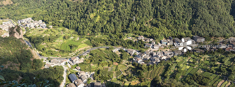 雁荡山景区穿过村子的公路图片素材