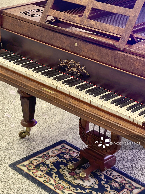 古董钢琴图片素材