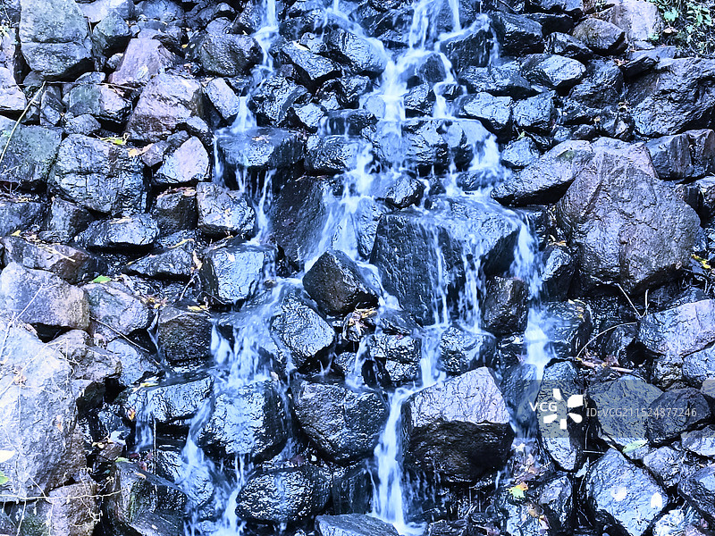 水流过岩石的特写镜头图片素材