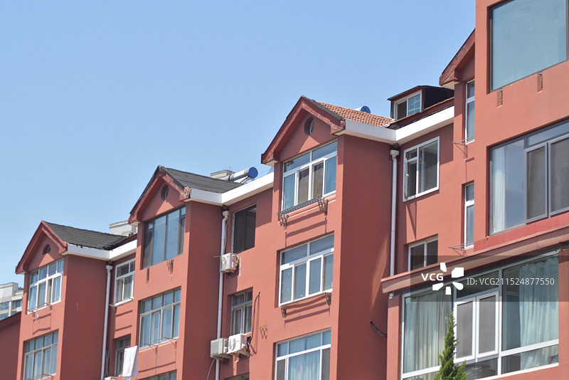 蓝天下建筑物的低角度视图图片素材