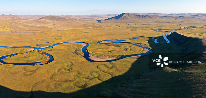 夕阳下的莫日格勒河断崖图片素材