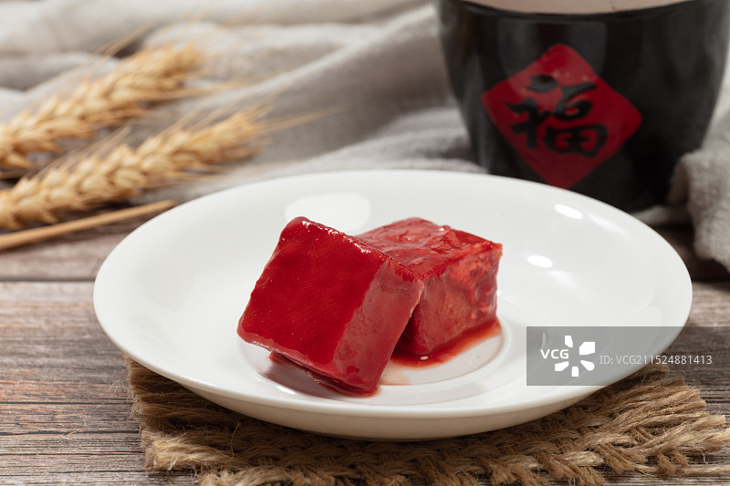 木纹背景上的豆腐乳图片素材