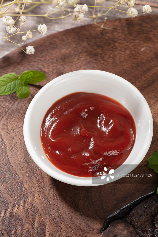 厚木板上的番茄酱图片素材