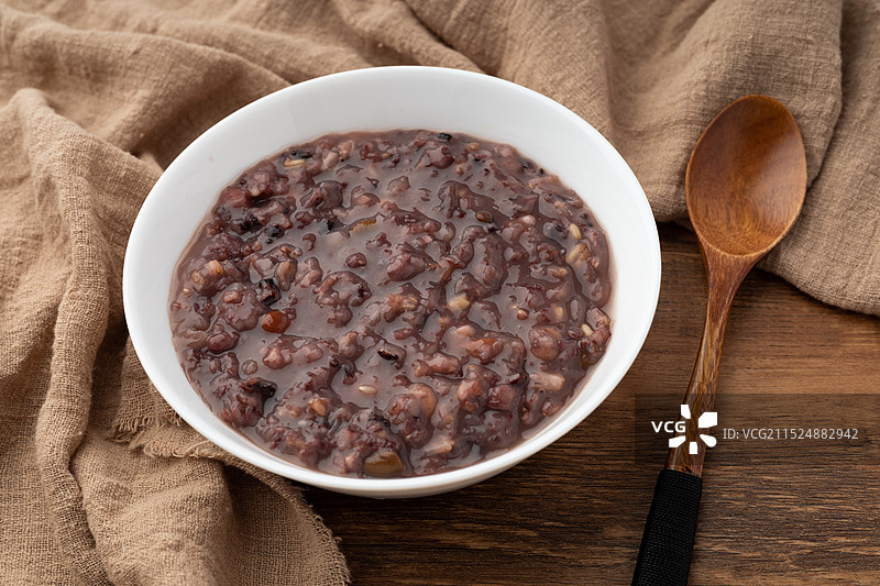 红豆花生腊八节八宝粥，美食小吃腊八粥，家庭健康营养早餐滋补品静物特写图片素材