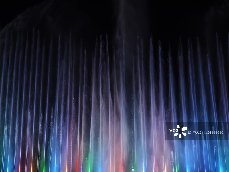 夜间照明灯光的低角度视图图片素材