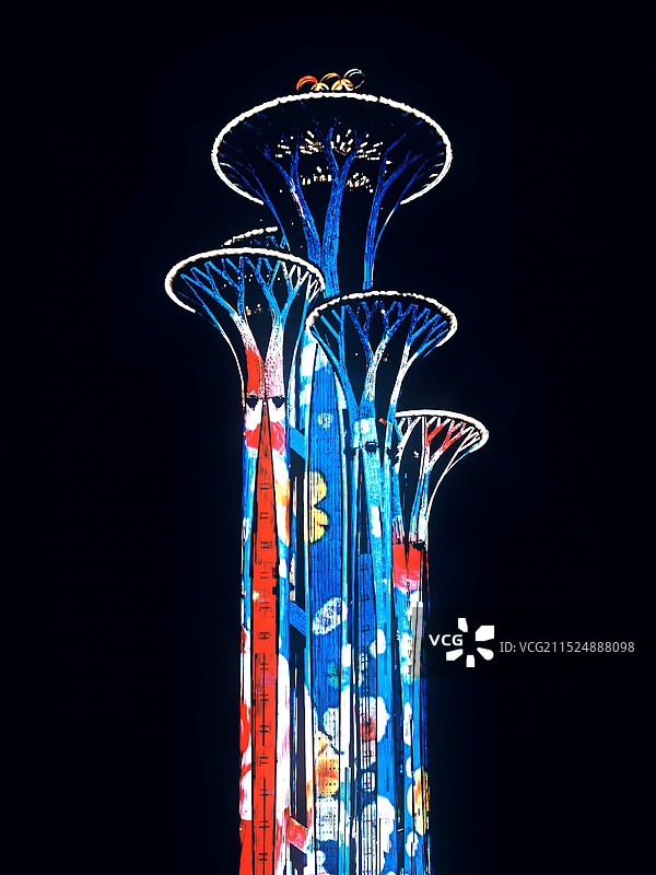 黑色背景下彩色装饰的特写镜头图片素材