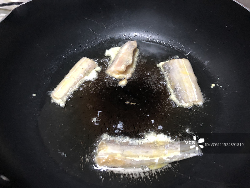 热锅中油煎带鱼图片素材