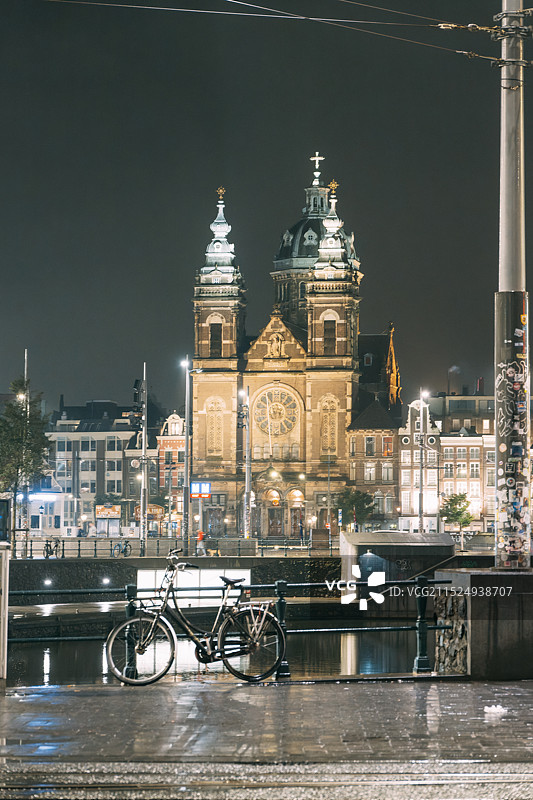 荷兰，阿姆斯特丹雨夜：圣尼古拉教堂与城市倒影图片素材