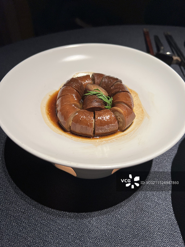 桌上盘子里食物的特写镜头图片素材