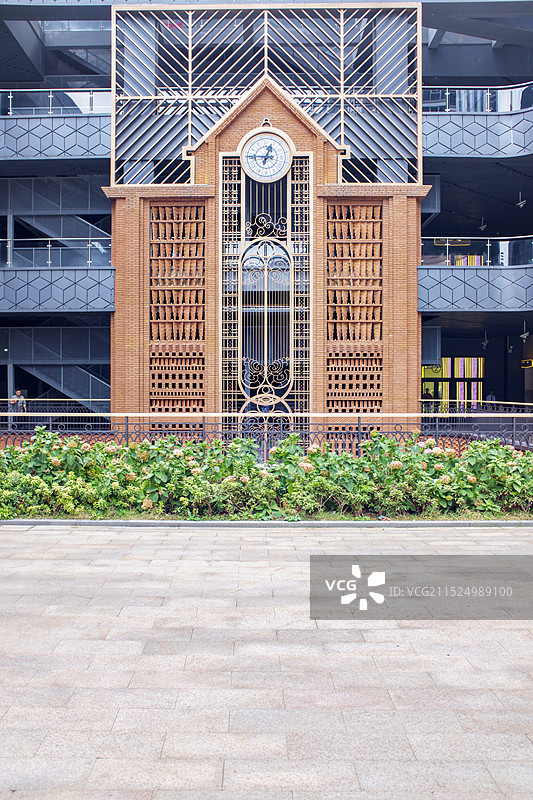 复古钟楼建筑前的广场图片素材