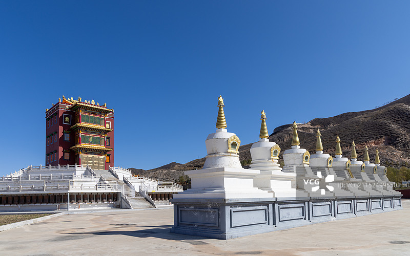 蓝天映衬下的寺庙俯视图、尊胜寺、白塔、观音殿图片素材