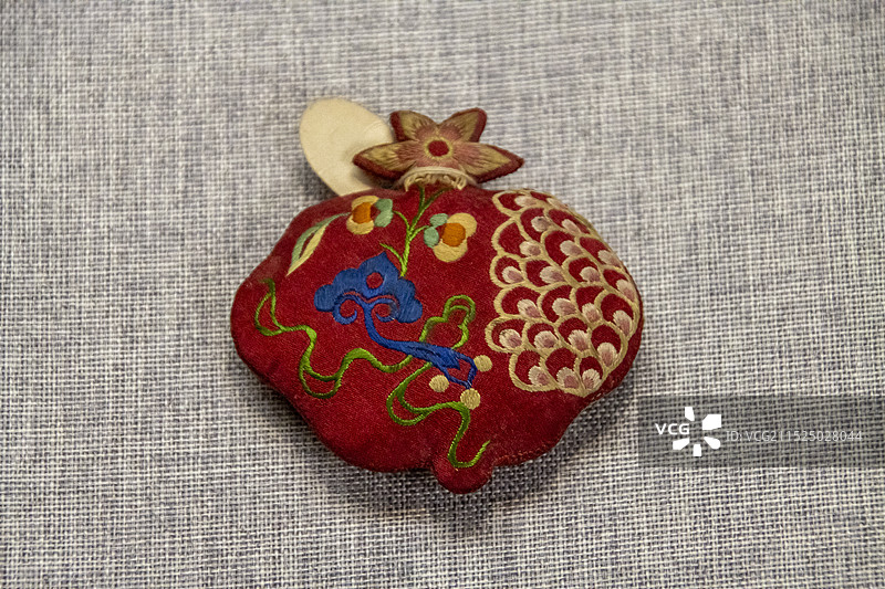 天津博物馆（天津文博院）“天津民间工艺展”：民国石榴形粉线袋——裁剪衣服的用具。用于在布料上画线图片素材