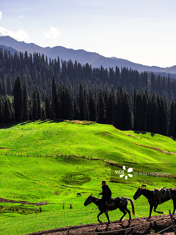 草原上骑马的人图片素材