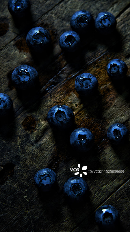 桌面上一些随意摆放的蓝莓图片素材