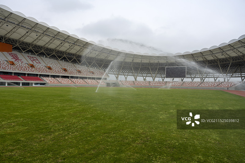 襄阳体育场馆足球场运动场绿茵场草坪喷灌浇水城市建筑风光图片素材