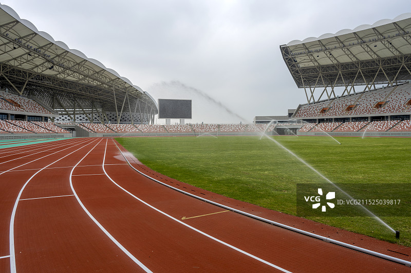 襄阳体育场馆足球场运动场绿茵场草坪喷灌浇水城市建筑风光图片素材