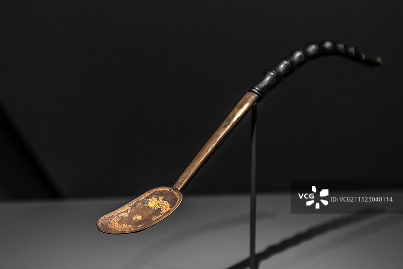 上海博物馆东馆，北宋，银鎏金嵌漆木柄双鱼纹匙图片素材