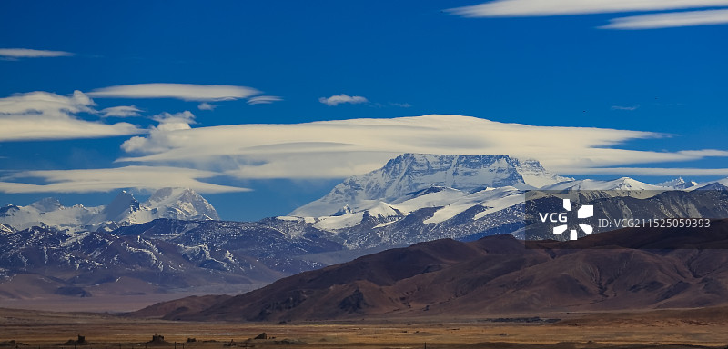 地球最高峰--西藏日喀则珠穆朗玛峰北坡帽状云图片素材