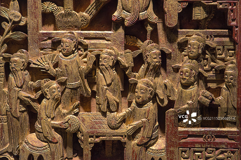 深圳博物馆古代艺术馆，清朝，金漆浮雕士宦交游图门围子图片素材