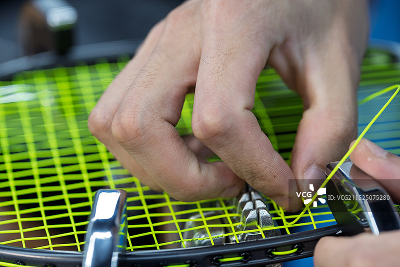 羽毛球拍穿线过程特写图片素材