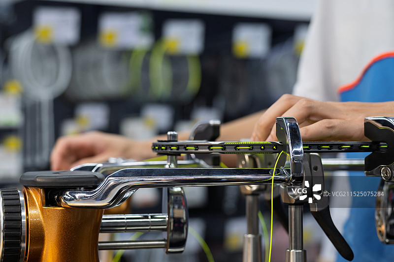 羽毛球拍穿线过程特写图片素材