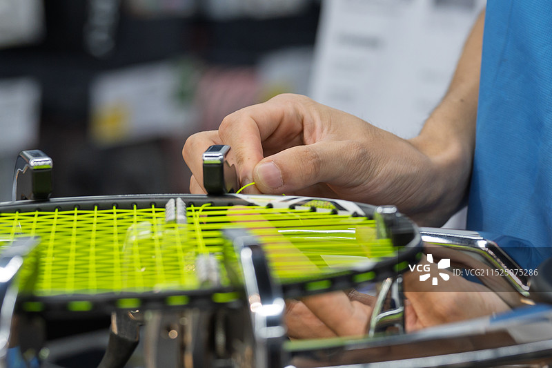 羽毛球拍穿线过程特写图片素材