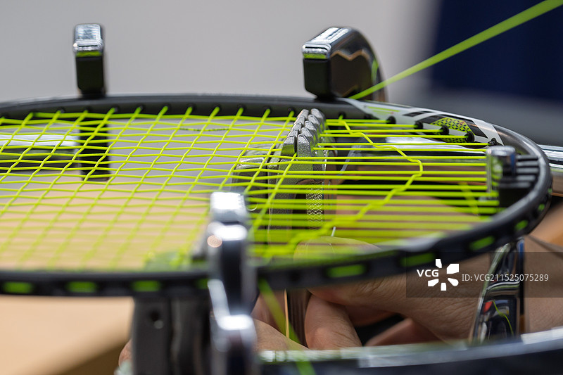 羽毛球拍穿线过程特写图片素材