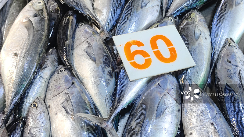 泰国普吉岛集市摊位上的鲣鱼图片素材
