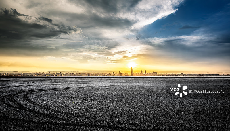 空的沥青道路和现代城市天际线图片素材