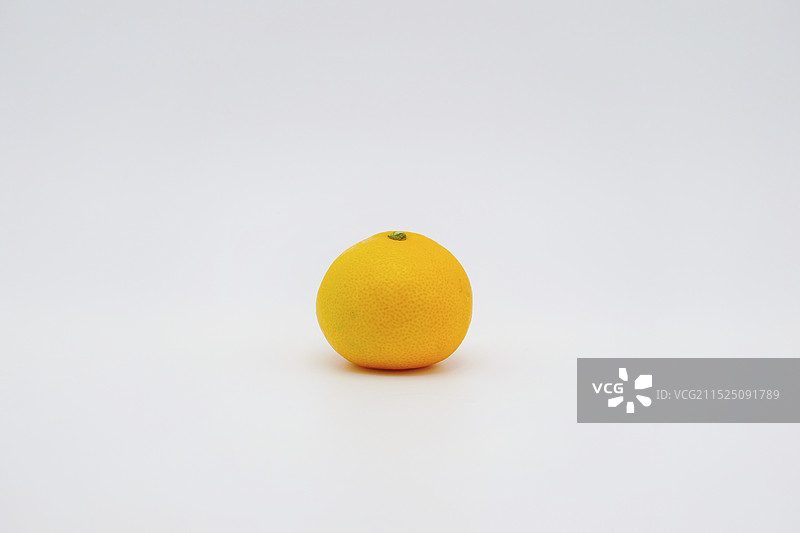 白色背景下皮薄好剥的永安蜜橘特写镜头图片素材