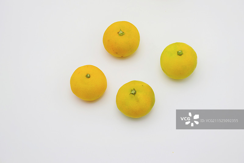 白色背景下皮薄好剥的永安蜜橘特写镜头图片素材