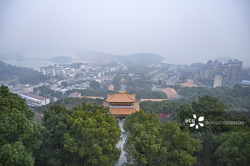 湖南岳阳著名寺庙圣安寺内地标万佛塔登高俯瞰风景特写图片素材