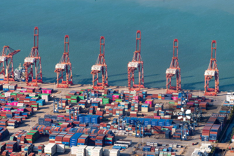 海上集装箱及集装箱船鸟瞰图图片素材