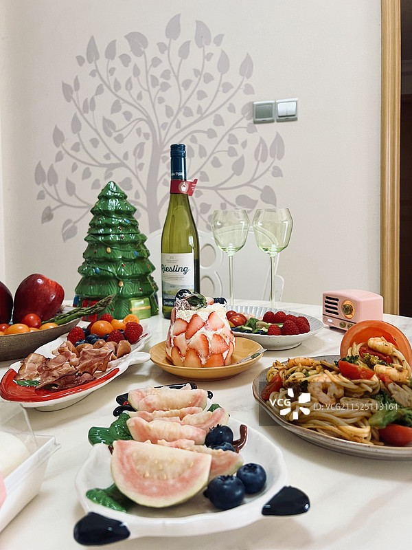 餐桌上食物的高角度视图图片素材