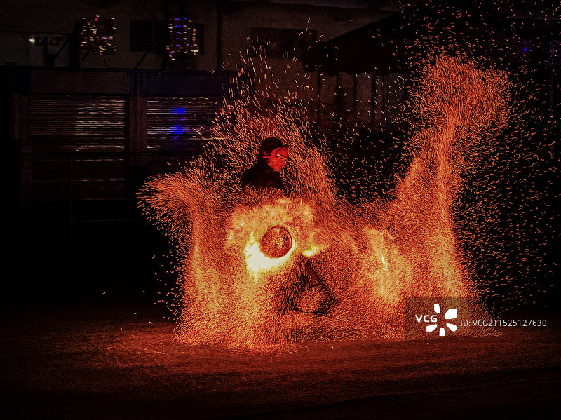 晚上纺火花图片素材