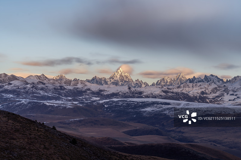 四川甘孜州鱼子西雅拉神山雪山日照金山图片素材
