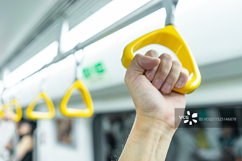 中国公共交通拍摄主题，地铁车厢内部的塑胶材料把手选择对焦前景聚焦特写，室内无人图像摄影图片素材