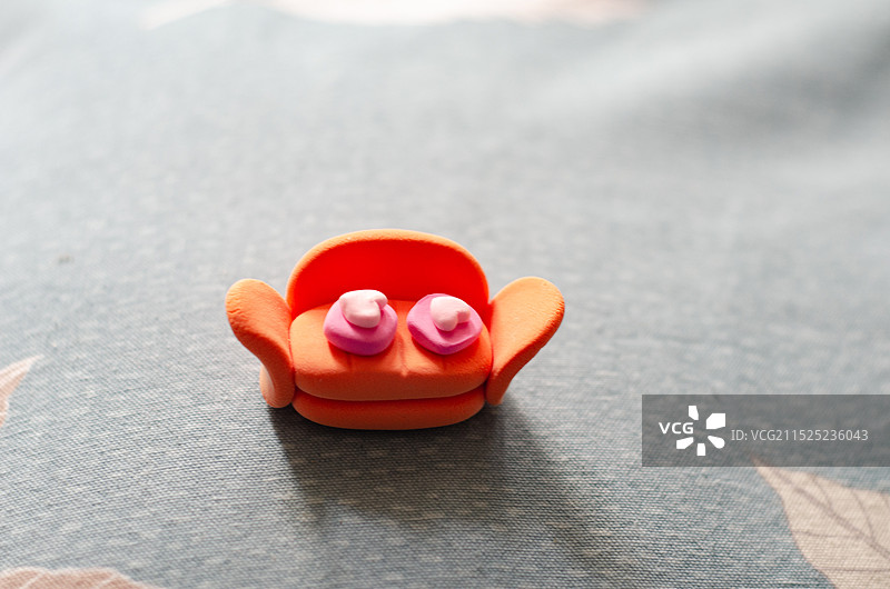 一个彩泥捏出来的沙发和心形抱枕图片素材