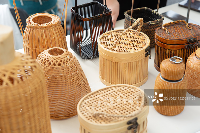 市面上出售的编织篮子的高角度视图图片素材