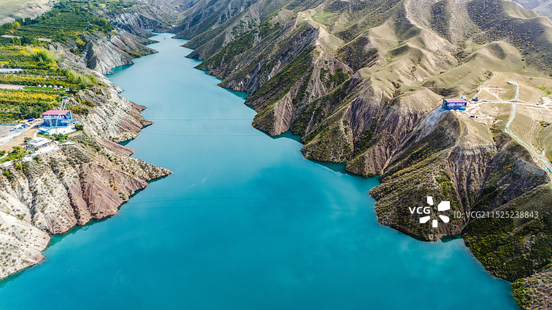 新疆玛纳斯县百里丹霞“S101旅游第一景”绿宝石肯特瓦斯水库图片素材