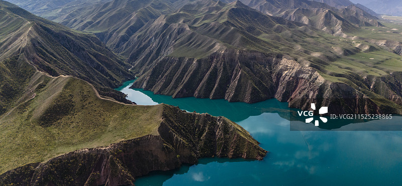 新疆玛纳斯县百里丹霞“S101旅游第一景”绿宝石肯特瓦斯水库航拍图片素材