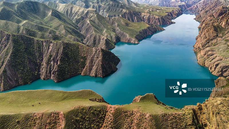 新疆玛纳斯县百里丹霞“S101旅游第一景”绿宝石肯特瓦斯水库航拍图片素材