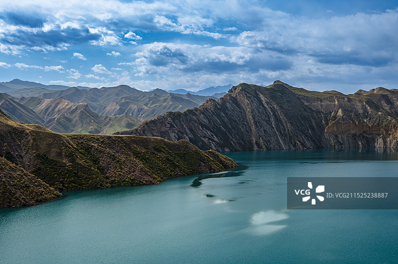 新疆玛纳斯县百里丹霞“S101旅游第一景”绿宝石肯特瓦斯水库图片素材