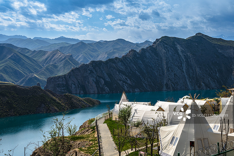 新疆玛纳斯县百里丹霞“S101旅游第一景”绿宝石肯特瓦斯水库图片素材